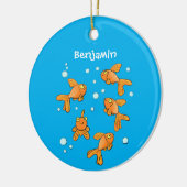 Kute oranje goudvis op blauwe cartoon illustratie keramisch ornament (Links)