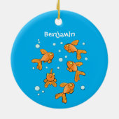 Kute oranje goudvis op blauwe cartoon illustratie keramisch ornament (Achterkant)