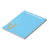 Kute oranje goudvis op blauwe cartoon illustratie notitieblok (Linkerzijde)
