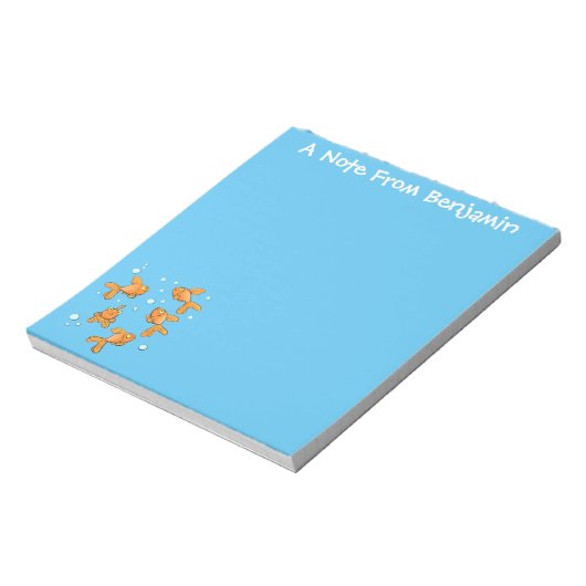 Kute oranje goudvis op blauwe cartoon illustratie notitieblok (Linkerzijde)