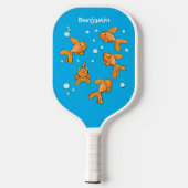Kute oranje goudvis op blauwe cartoon illustratie pickleball paddle (Achterkant)