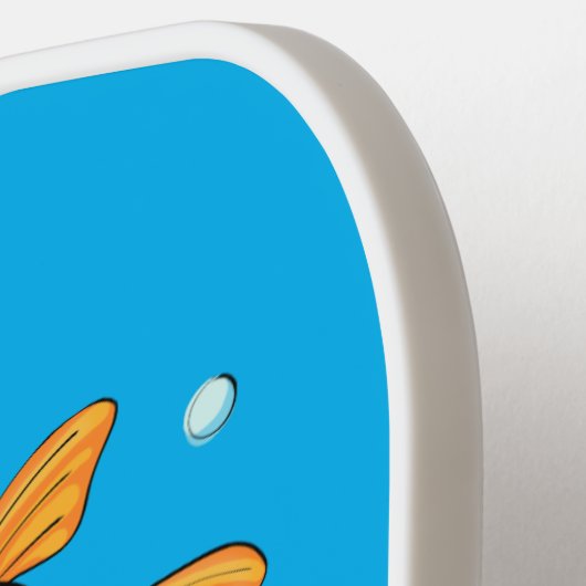 Kute oranje goudvis op blauwe cartoon illustratie pickleball paddle (Links Detail)