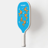 Kute oranje goudvis op blauwe cartoon illustratie pickleball paddle (Links)