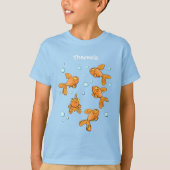 Kute oranje goudvis op blauwe cartoon illustratie t-shirt (Voorkant)