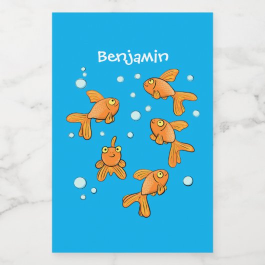 Kute oranje goudvis op blauwe cartoon illustratie voedselcontainer etiket (Enkel label)