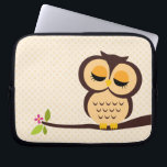Kute Oranje Owl Laptop Sleeve<br><div class="desc">Het stijlvolle elektronicasleeve kenmerkt een mooie vectorillustratie van een uil die op een boomtak doordringt.</div>
