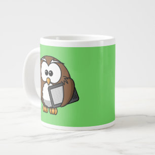 Kute Owl met de Tablet van de Lezer met Groene Ach Grote Koffiekop