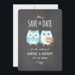 Kute Owls Wedding Chalkboard Style Save the Date<br><div class="desc">Lichte blauwe baardgom met een boegvormig stropdas en fancy ruffled shirt houdt handen vast met zijn prachtige baardbruid, met een kleurrijke bloemenbouquet. Een pret sparen de de aankondigingskaart van de bruiloft van de Datum die uw gasten op vertoning zullen zetten omdat het zo schattig is. Bezoek Jenn's Doodle World voor...</div>