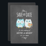Kute Owls Wedding Chalkboard Style Save the Date Magnetische Uitnodiging<br><div class="desc">Lichte blauwe baardgom met een boegvormig stropdas en fancy ruffled shirt houdt handen vast met zijn prachtige baardbruid, met een kleurrijke bloemenbouquet. Een pret sparen de magnetische de trouwaankondiging van de Datum dat uw gasten op vertoning zullen zetten omdat het zo schattig is. Bezoek Jenn's Doodle World voor nog meer...</div>