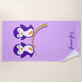 Kute Paarse pinguïns op regenboog Strandlaken (Voorkant)