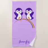 Kute Paarse pinguïns op regenboog Strandlaken (Voorkant)