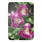 Kute paarse tulpen in de tuin badmat (Voorkant Verticaal)