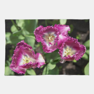 Kute paarse tulpen in de tuin theedoek