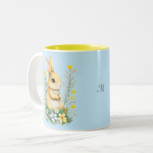 Kute paashaas met bloemen en monogram tweekleurige koffiemok (Voorkant links)