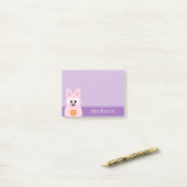 Kute paashaas met Eieren en Aangepaste naam roze Post-it® Notes (Op bureau)