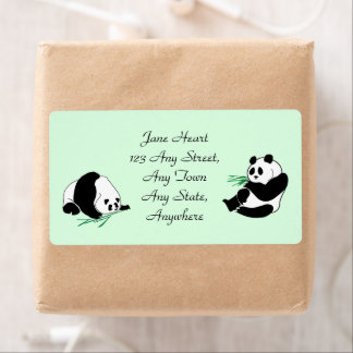 Kute pandas met etiketten met Bamboe-schotel