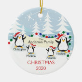 Kute Penguins Familie van 4 kerstversiering Keramisch Ornament (Voorkant)