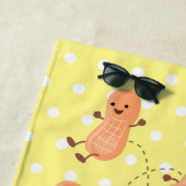 Kute pinda's die de gele cartoon illustreren strandlaken (In situ)