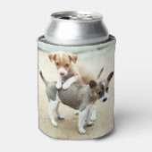 Kute Puppies die op strand spelen Blikjeskoeler (Blikje Voorkant)