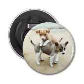 Kute Puppies die op strand spelen Button Flesopener (Voorkant)