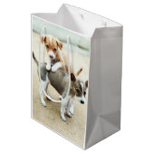 Kute Puppies die op strand spelen Medium Cadeauzakje (Achterkant Gekanteld)