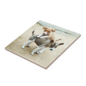 Kute Puppies die op strand spelen Tegeltje (Zijkant)