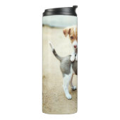 Kute Puppies die op strand spelen Thermosbeker (Gedraaid links)