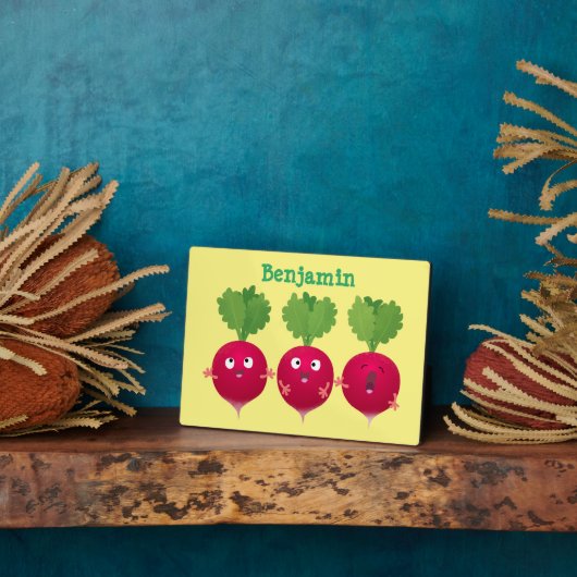 Kute radishes die trio-cartoon-groenten zingen fotoplaat (Zijkant)