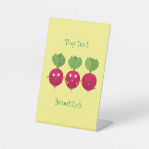 Kute radishes die trio-cartoon-groenten zingen reclamebord met voetstuk