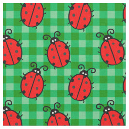 Kute red ladybug in groene gelaatkooi stof