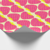 Kute Retro-aardbeienpatroon in helder roze Cadeaupapier (Hoek)
