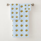 Kute Retro Bumble Bees op Light Blue Bad Handdoek (Insitu)