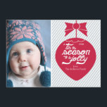 Kute Retro kerstsierfotokaart Feestdagenkaart<br><div class="desc">Cute retro red kerstversiering op een moderne blauwe en witte diagonale strip met 'dit seizoen is alleen maar tipografie'.</div>