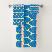 Kute Retro Strawberry Pattern in Blue and Pink Bad Handdoek (Insitu)