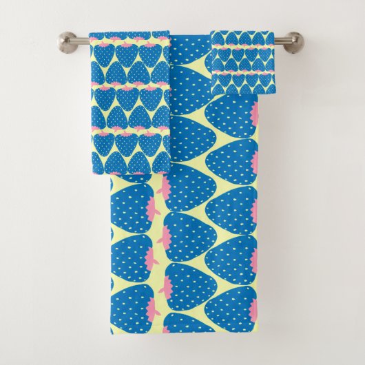 Kute Retro Strawberry Pattern in Blue and Pink Bad Handdoek (Insitu)