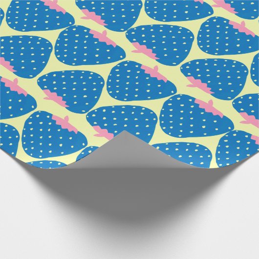 Kute Retro Strawberry Pattern in Blue and Pink Cadeaupapier (Hoek)