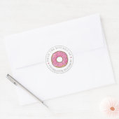 Kute roze donut met sprinkhaandessert ronde sticker (Envelop)