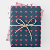 Kute roze hartritmehouder getekend inpakpapier vel (In situ)