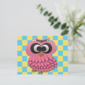 Kute roze Owl op Blauw en Geel Gecontroleerd Briefkaart (Staand voorkant)
