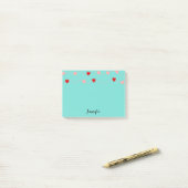 Kute roze rode harten op string gepersonaliseerd post-it® notes (Op bureau)