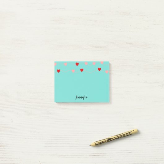 Kute roze rode harten op string gepersonaliseerd post-it® notes (Op bureau)