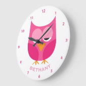 Kute slaperige roze bruin met getallen grote klok (Hoek)