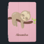 Kute Sloth on Tree Animal Kawaii Illustration Pink iPad Pro Cover<br><div class="desc">Dit leuke hoesje op je iPad zal zeker een paar glimlach krijgen. Het is een schattige kleine sloth die aan een boom hangt,  op een roze achtergrond,  en aangepast aan jouw naam,  het is zeker een soort van soort!</div>