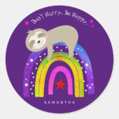 Kute Sloth Rainbow Paars niet snel genoeg Ronde Sticker (Voorkant)