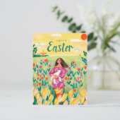 Kute spring vrouw in tulip veld Pasen Feestdagenkaart (Staand voorkant)