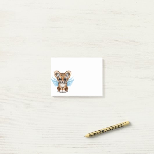 Kute tijgerkubus met zachte vleugels op blauw post-it® notes (Op bureau)