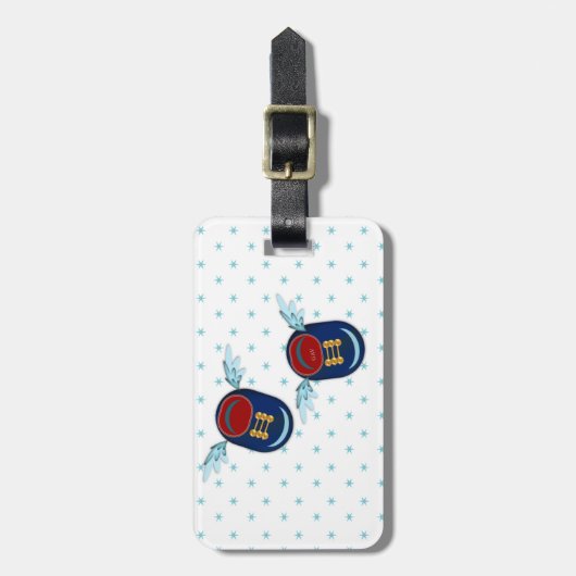 Kute vliegende scharnierende schoenen in blauw en bagagelabel (Voorkant verticaal)