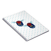 Kute vliegende scharnierende schoenen in blauw en notitieboek (Rechterzijde)