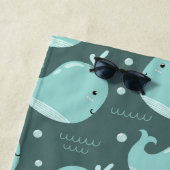 Kute Whale Pattern op Blauwgroen Blauwe Kinderen Strandlaken (In situ)