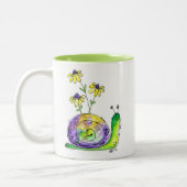 Kute Whimsical Happy Snail met gele bloemen Twee Tweekleurige Koffiemok (Links)